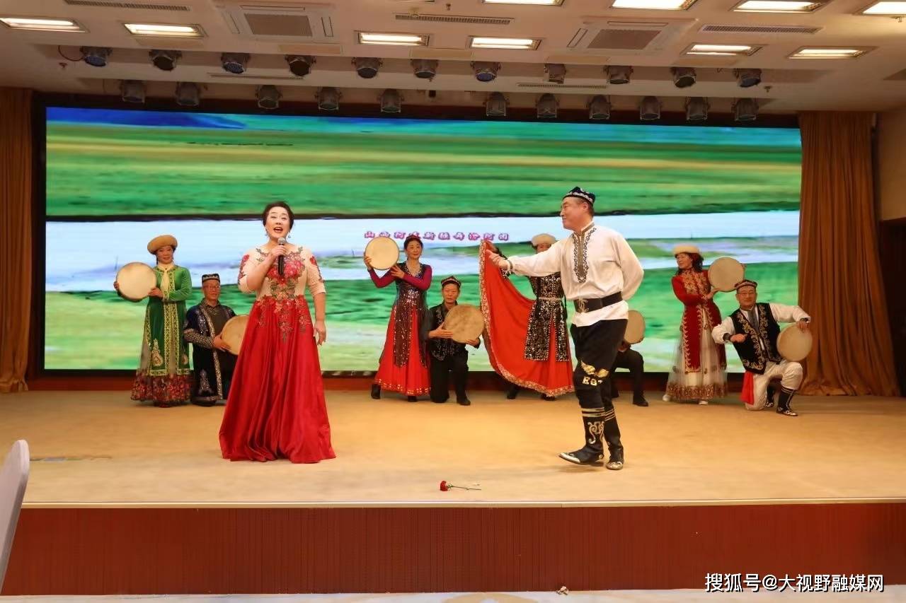 不来梅队员在比赛中展现出色，赢得掌声的简单介绍